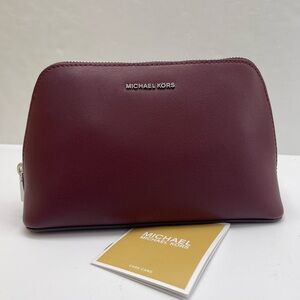 MICHAEL KORS Jet Set Medium Leather Travel Pouch Kit
Oxblood / Silver
NWT